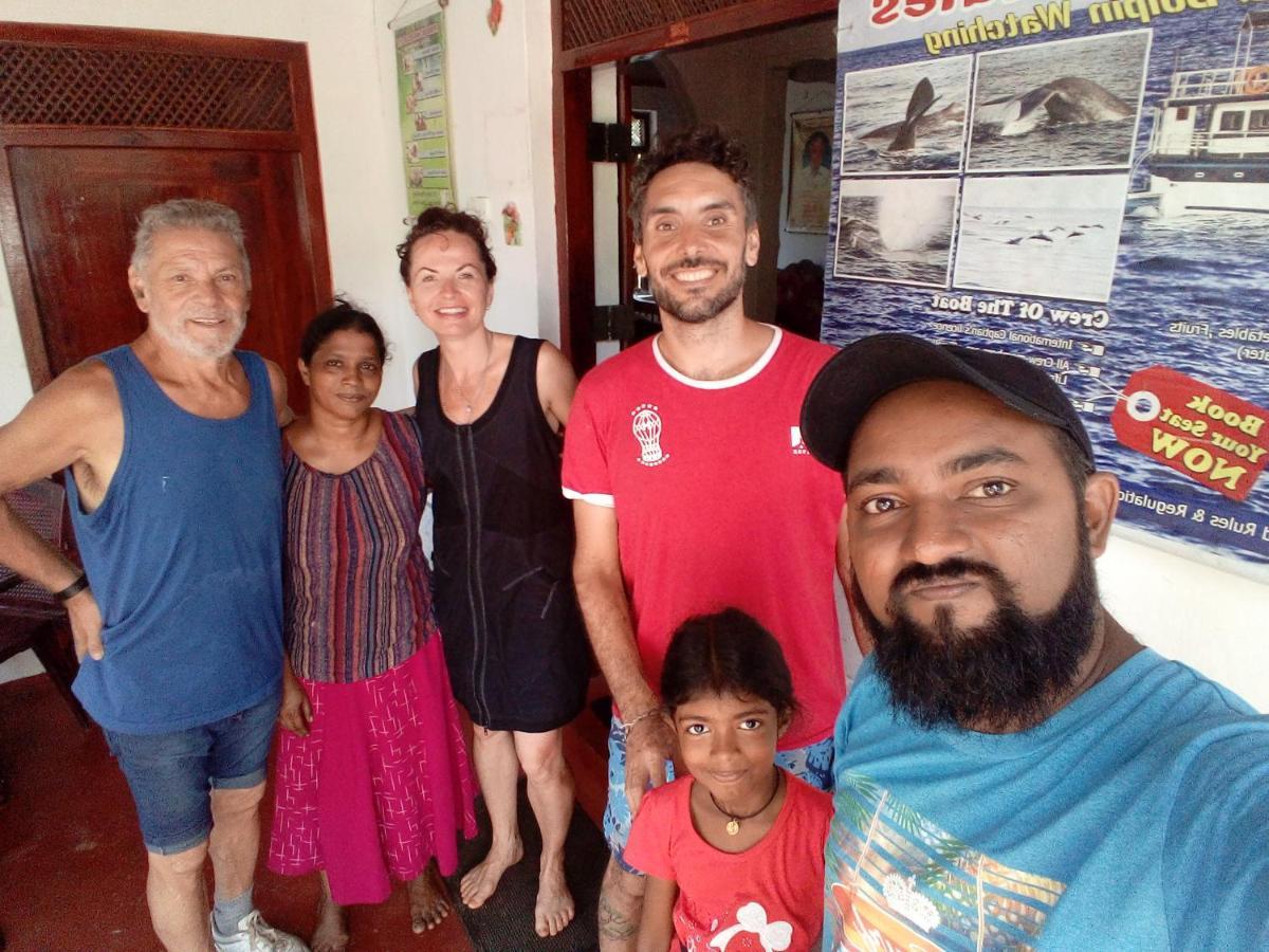 Piumi Tour & Guest House Mirissa Buitenkant foto